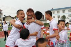 北京一清贫家庭14年资助湖北山区残障儿童教育
