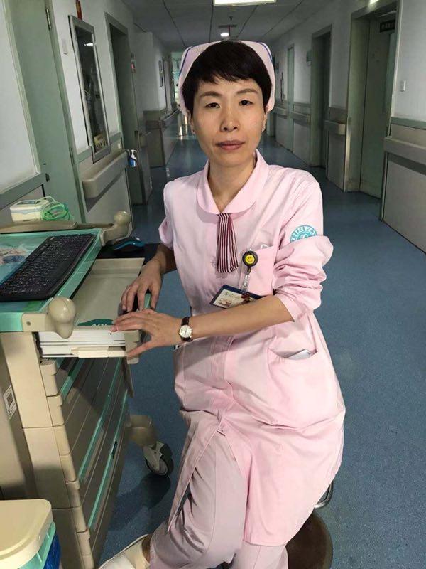 曹玲玲 ―― 悉心照护病患，赢得最萌鞠躬礼的“护士妈妈”