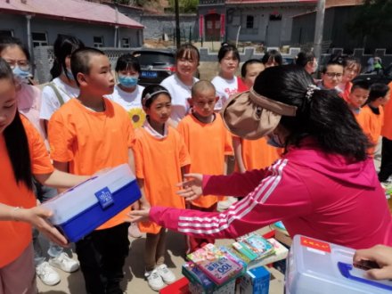 太原龙城义工寿阳县原上湖小学的孩子们六一儿童节乡村关爱活动