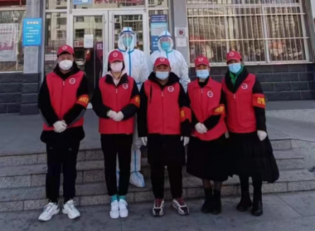 潞城区正能量公益协会志愿者到潞城站协助防疫防控维持秩序