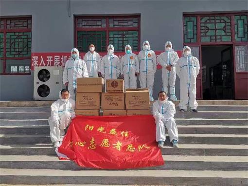 太原好人张小义组织阳光益佳服务队在东南坊村捐赠医用卫生口罩
