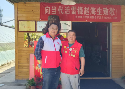 王建强带领红十字志愿者到赵海生雷锋团爱心菜园帮助义务种菜