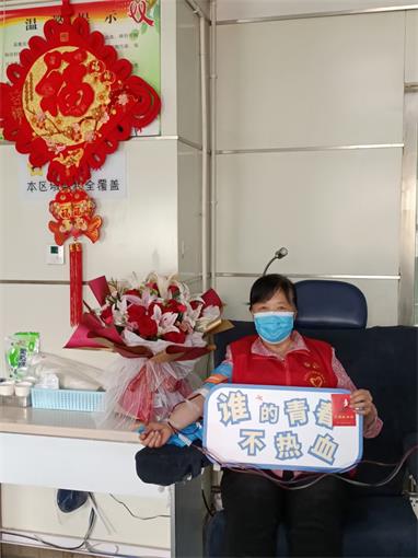献血志愿者太原好人沈菊芳在母亲节捐献了两个治疗量的血小板