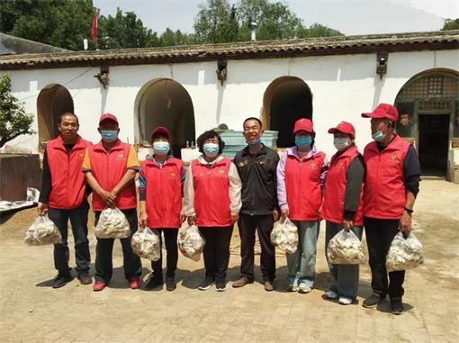 忻州红色志愿服务队慰问残障人士豆罗上佐村感谢志愿者回赠蘑菇