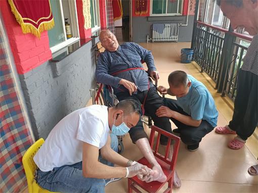 山西省道德模范陈勇带志愿者去太原源缘圆老年公寓给老人们修脚