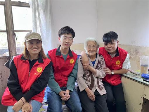 阳泉市义工协会志愿者去新市街看望帮助独居老人翟秀珍老奶奶