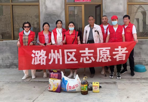 长治市潞州区志愿者去平顺县北岸村慰问帮助生活困难的村民