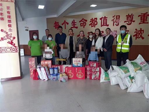 文水县妇联组织咱们爱心帮扶志愿者协会慰问特校的孩子们送了物资