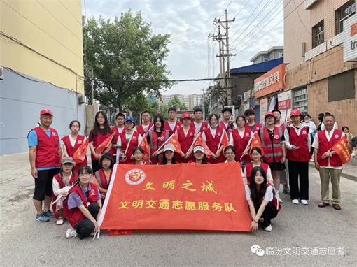 爱在中考志愿护航，临汾市文明交通志愿者协会志愿者维护考场秩序