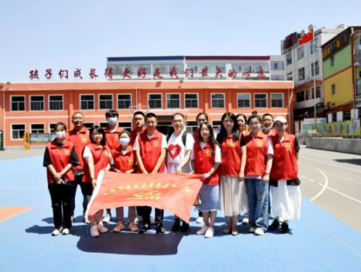 吕梁市离石区青年志愿者协会在凤山底小学举办助学金发放活动