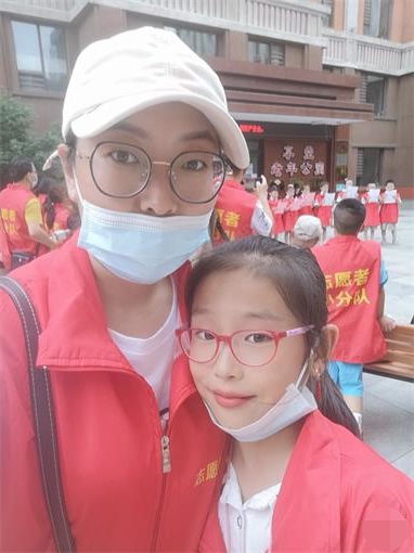 小志愿者王文锦煜参加志愿者小分队组织的享堂养老院慰问老人活动