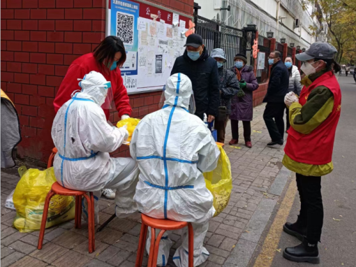 太原疫情严重迎泽街道南内环二社区志愿者雨天为居民们做核酸检测