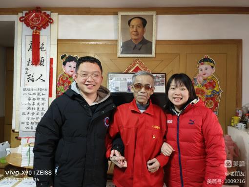 山西省黄河电视台记者李老师、王老师在优秀志愿者张福清家采访