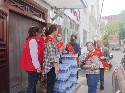 太原市菜园苑志愿服务团队给迎泽街道南内环二社区赠送矿泉水