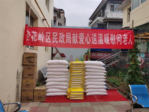 杏花岭区民政局给东岳老年公寓送来米面油并对养老院进行检查指导