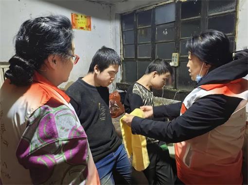 正能量公益忻州联络站志愿者慰问特困家庭送去了500多元的物资