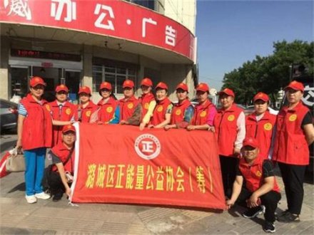 潞城区正能量公益协会志愿者携手潞城交警开展文明交通劝导活动