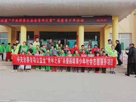 志愿者韩俊明组织志愿者回到母校王杜小学举行关爱困境孩子活动