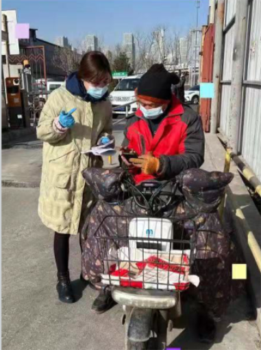 太原市九州农产品市场工作人员在市场检查疫情防控红黄码